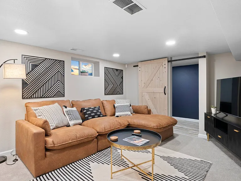 135 S Hooker St — Photo 5
