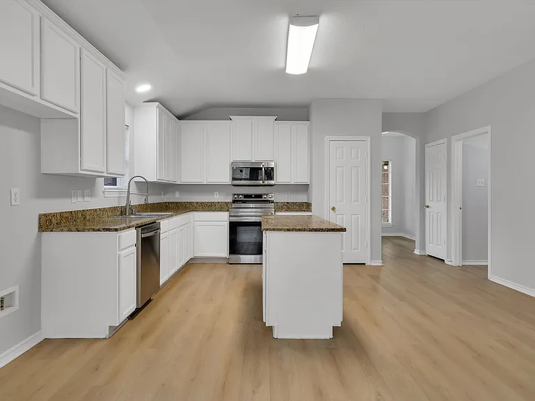712 Riverhead Dr — Photo 10