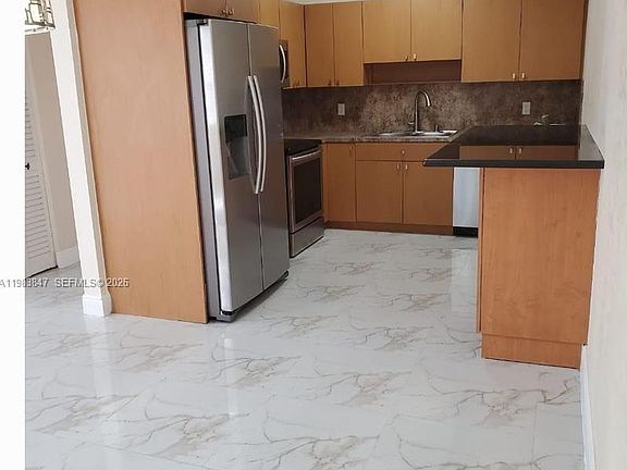 4th image of 290 E 65th St