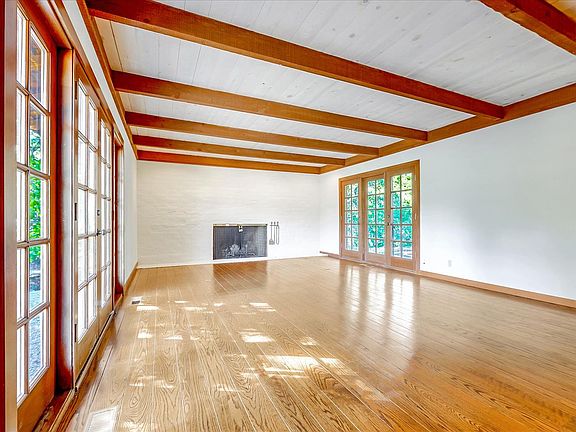 4th image of 310 Olive Hill Ln