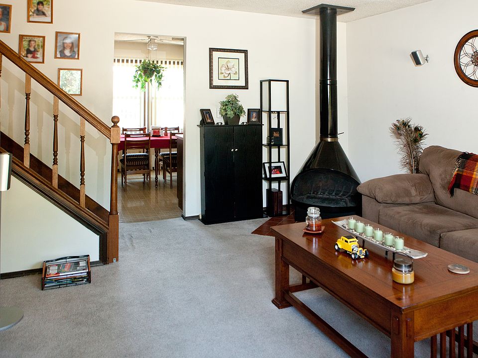 Kirby Ave Living Area