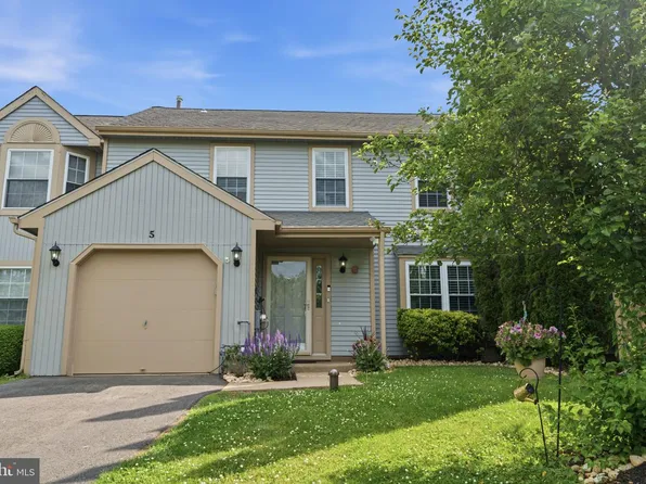 5 Locust Ln, Newtown, PA 18940