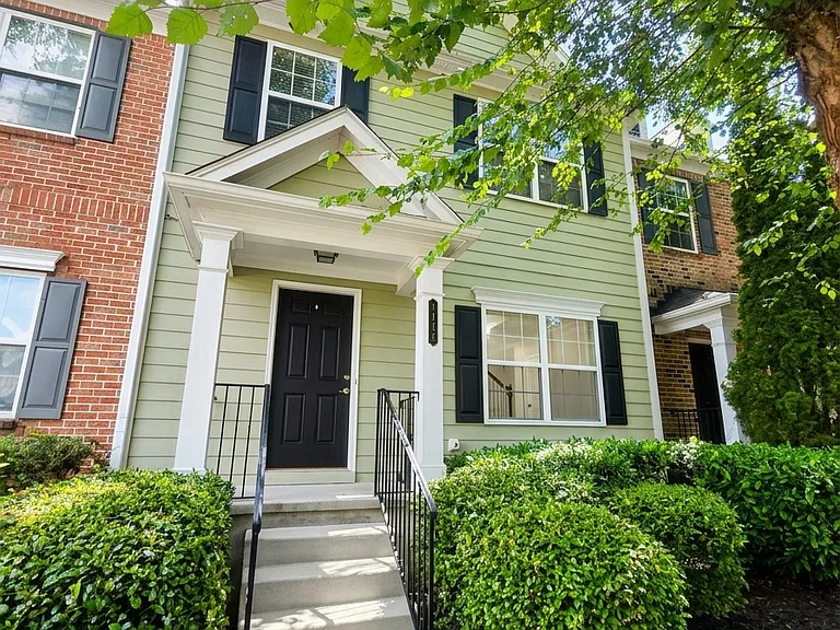 1411 Bay Overlook Dr — Photo 1