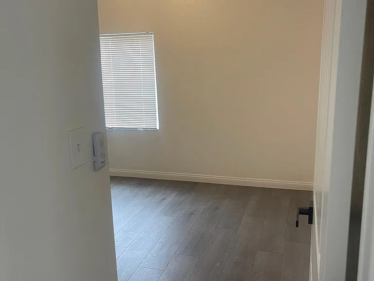 242 W East St — Photo 12