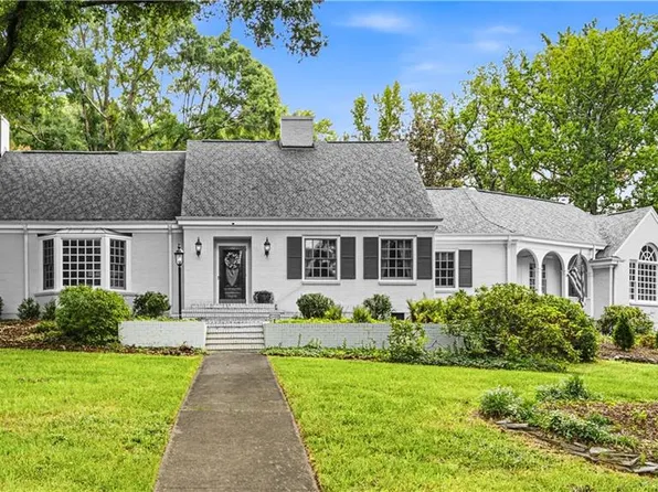 3400 Starmount Dr, Greensboro, NC 27403