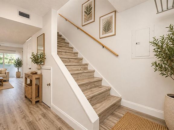 3rd image of 152 DOUGLAS ROAD W #A