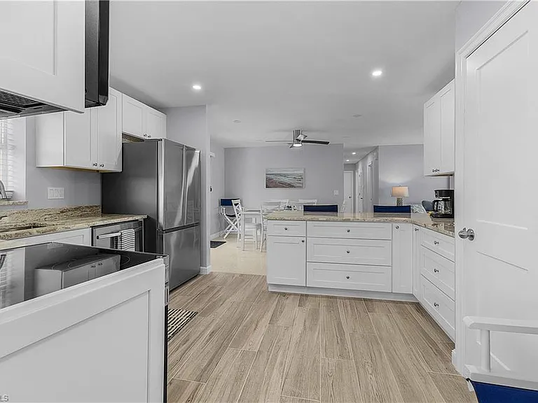 2 Fairview Blvd — Photo 9