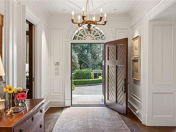 3rd image of 575 Broadland Rd NW