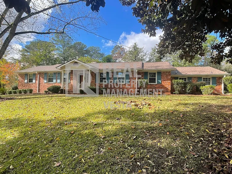 240 Candler Dr — Photo 2