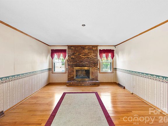 4th image of 1696 Hoffman Rd