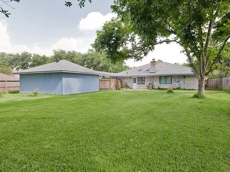 211 W Sherwood Dr — Photo 11