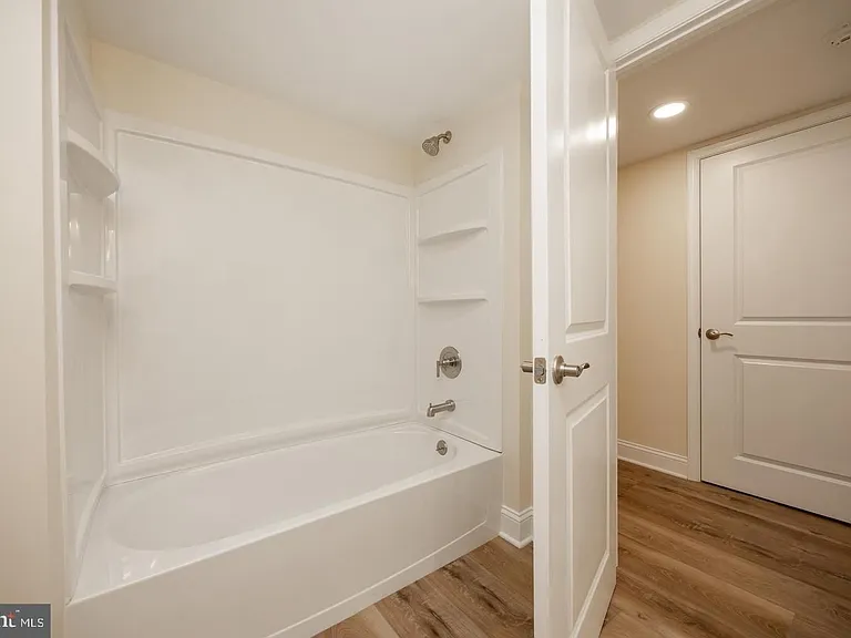 325 W Barnard St W — Photo 17