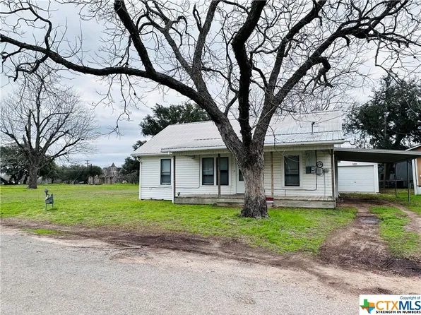 205 Davidson St, Yoakum, TX 77995