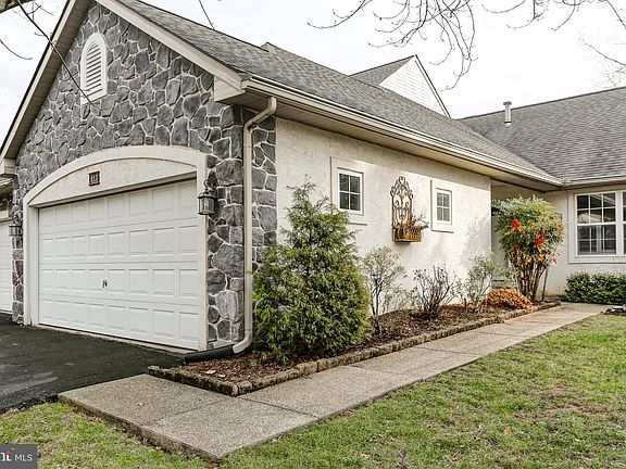 3rd image of 617 Crestgate Pl