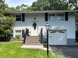 15 Cabin Lane, East Setauket, NY 11733