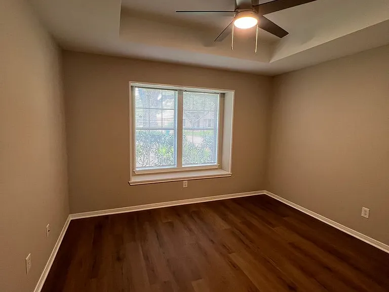 109 E Chapman Rd — Photo 14