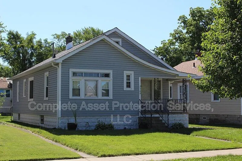 3 bed, 1.0 bath, 1120 sqft, $1,650 — Photo 1