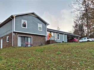 4207 Forest Point Dr, Hickory, NC 28602