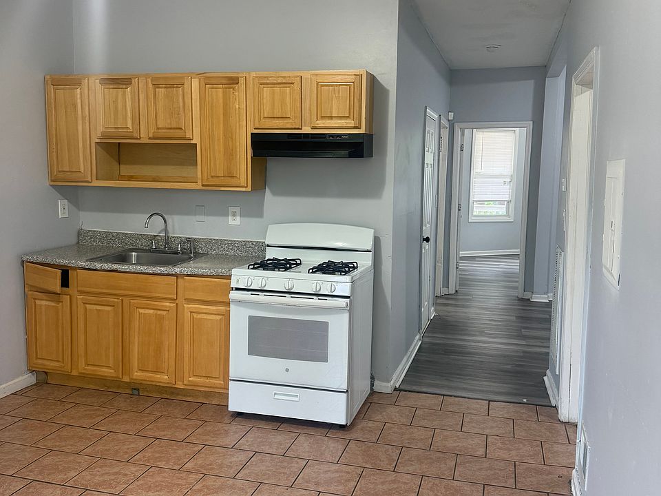 1st image of 52 Franklin St Floor 1
