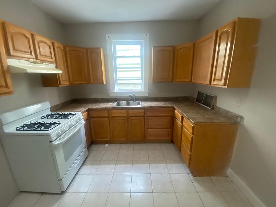 1st image of 17 N Munn Ave Floor 2
