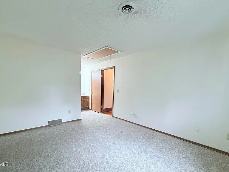 208 Yorktown Dr — Photo 8
