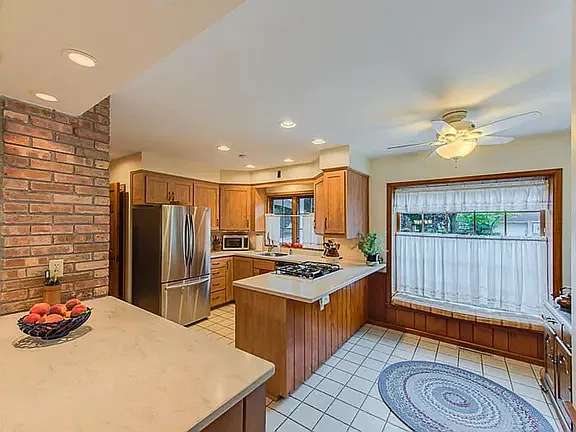 1123 Holyrood St — Photo 3