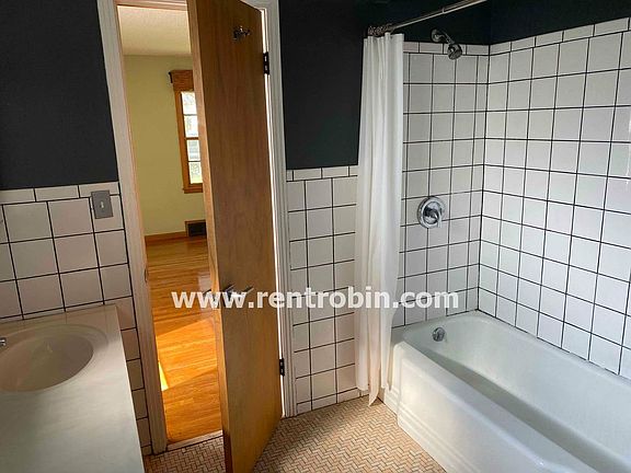 4th image of 415 E 78th Ter