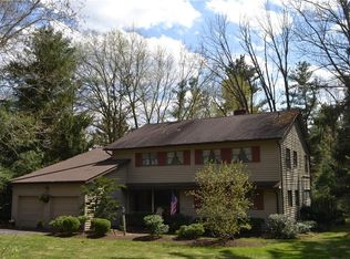 8237 Valley Dr, Chagrin Falls, OH 44023