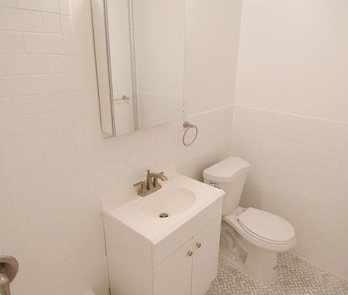 4th image of 4125 Case St APT 5F