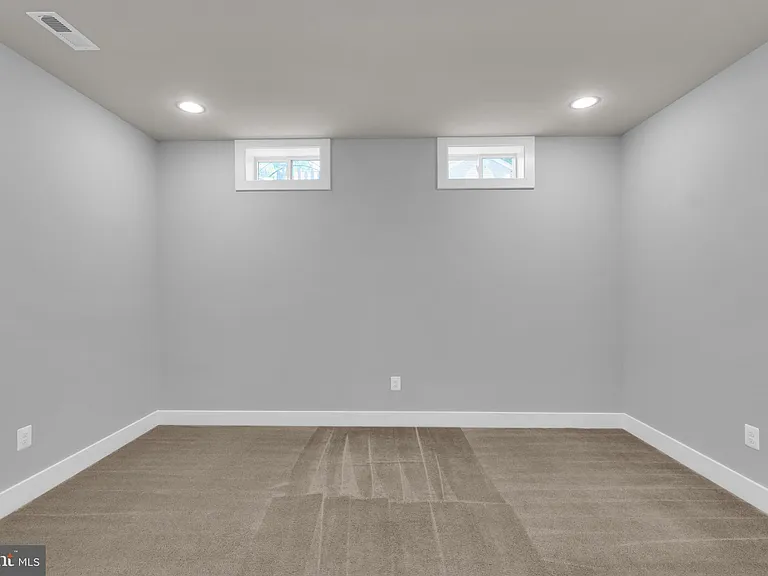 2233 N Underwood St — Photo 48