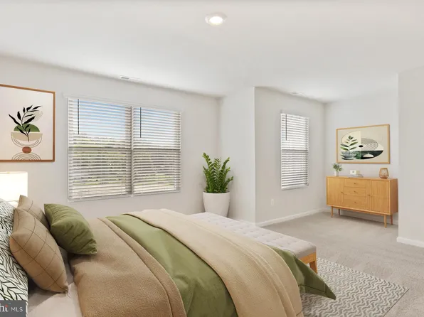 74 Cramsford St, Falling Waters, WV 25419