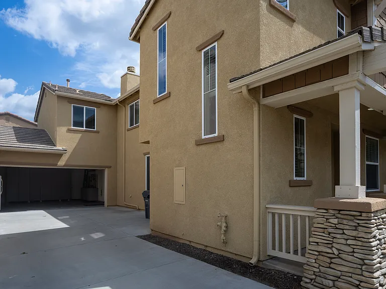 60 Crocus St — Photo 2