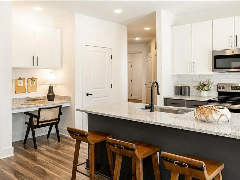 Elwood Apartments — Photo 3