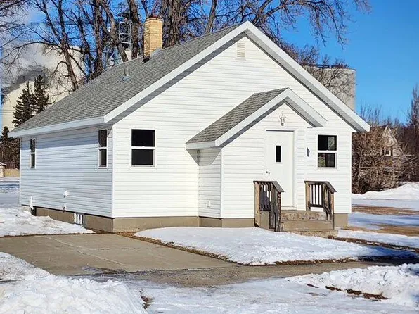 213 3rd St SE, Rugby, ND 58368