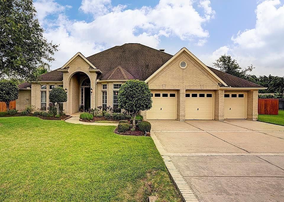 1st image of 2216 Lakeway Dr