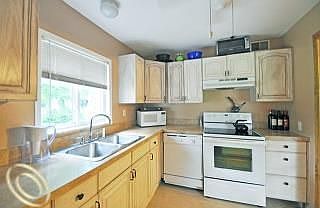 4th image of 15777 Park Ln