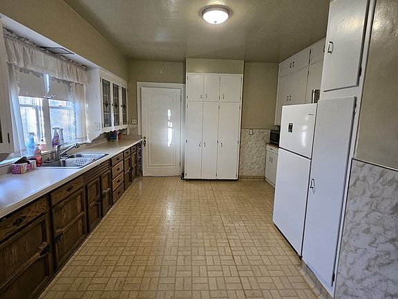 4th image of 401 Onyx St #11260446
