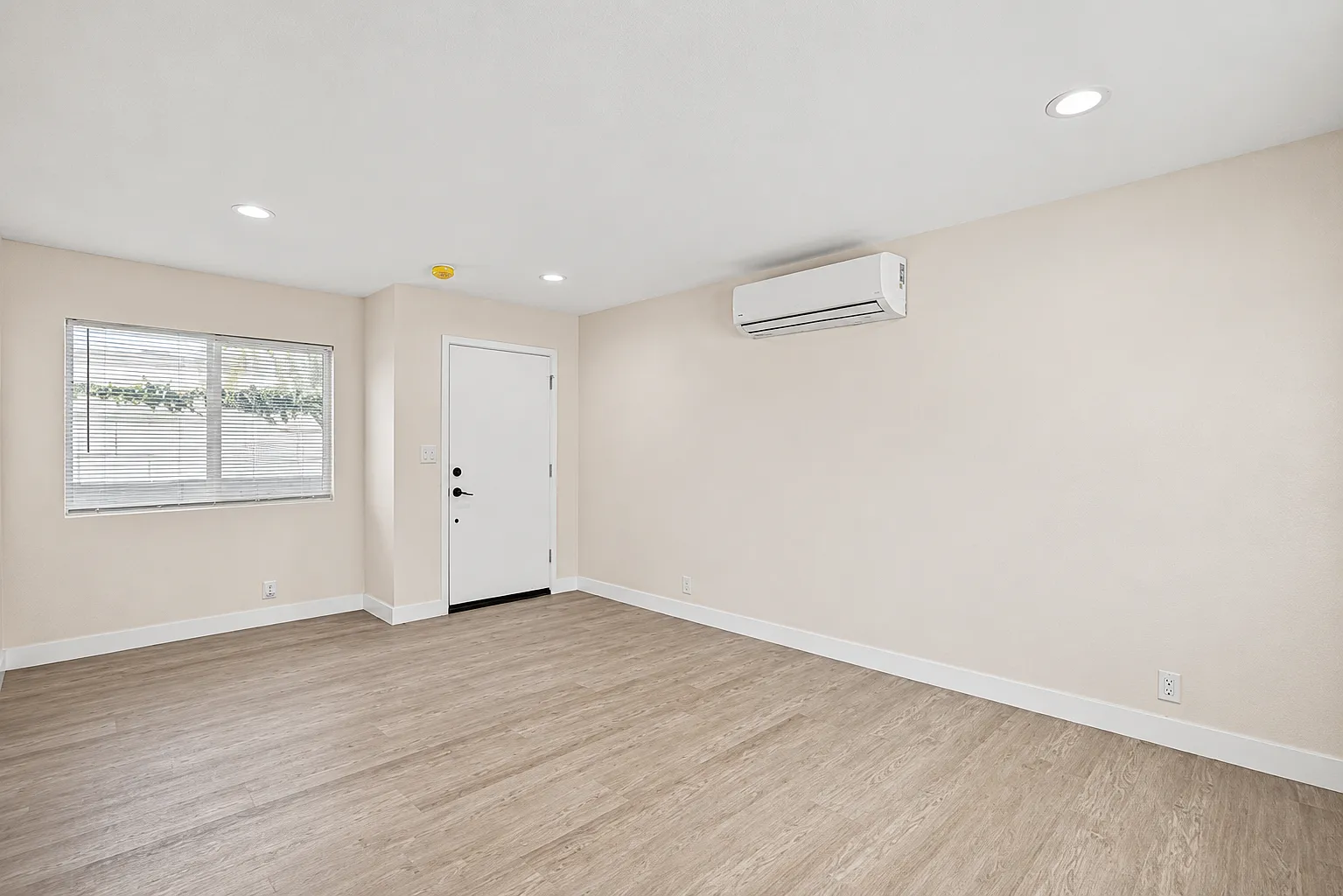2 bed, 817 sqft, $3,000 — Photo 2