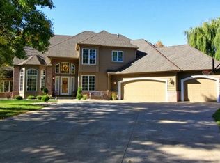 685 Olive Ln N, Plymouth, MN 55447
