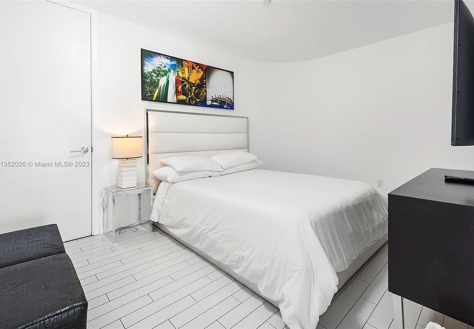 1 bed, 1.5 bath, 1026 sqft, $14,000 — Photo 3