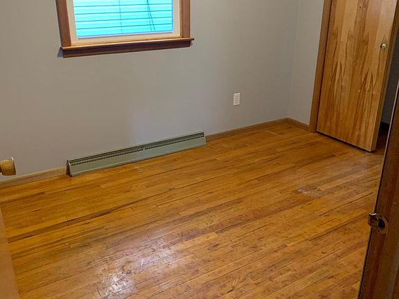 5th image of 1076 Stratford St
