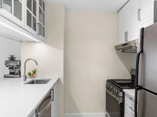 330 East 75th Street image 5 of 10