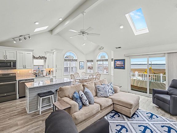 4th image of 310 Roosevelt Blvd #2