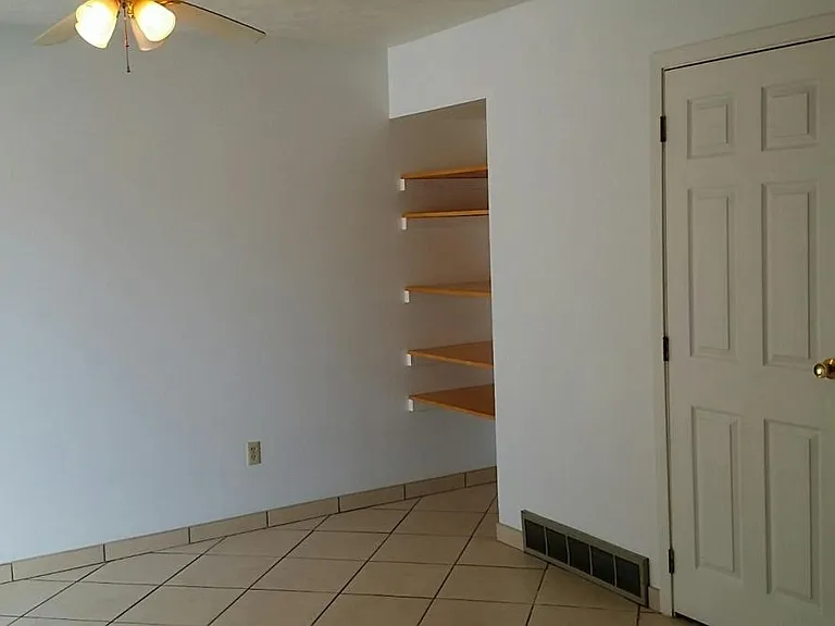 515 Greenfield Ln #B — Photo 8