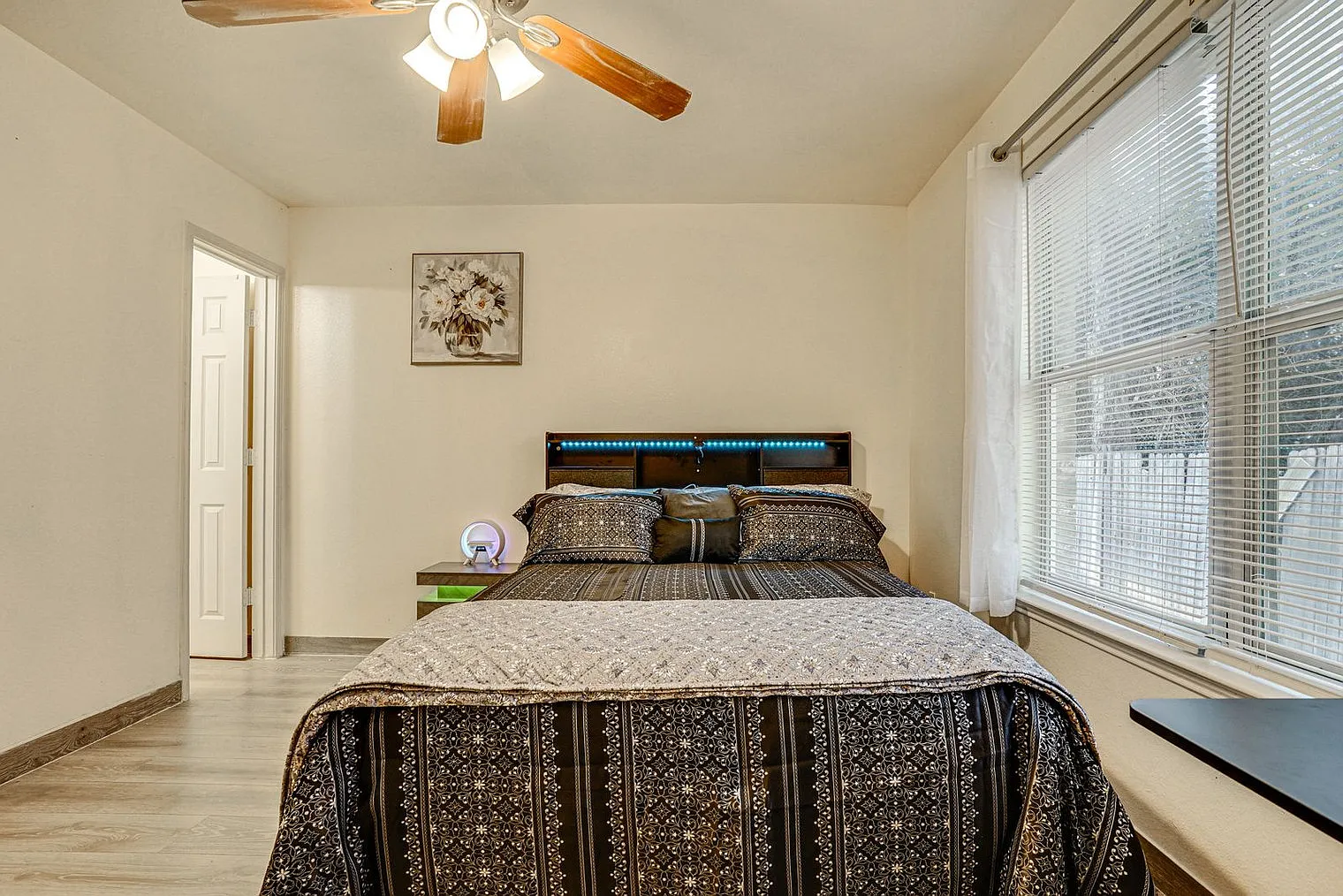 3 bed, 2.0 bath, 1291 sqft, $4,589 — Photo 4