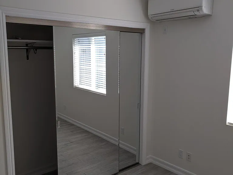 2442 Granville Ave — Photo 12
