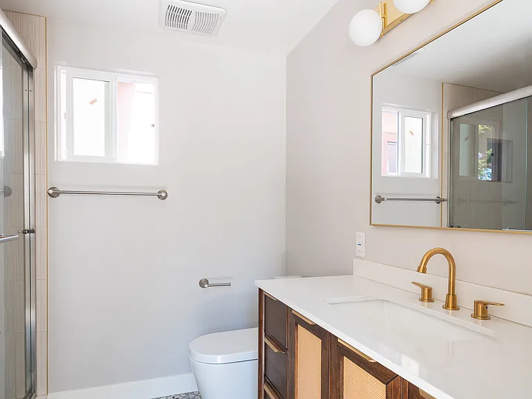 Downstairs bathroom with full sized shower