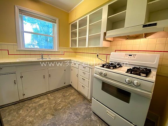 4th image of 707 College St