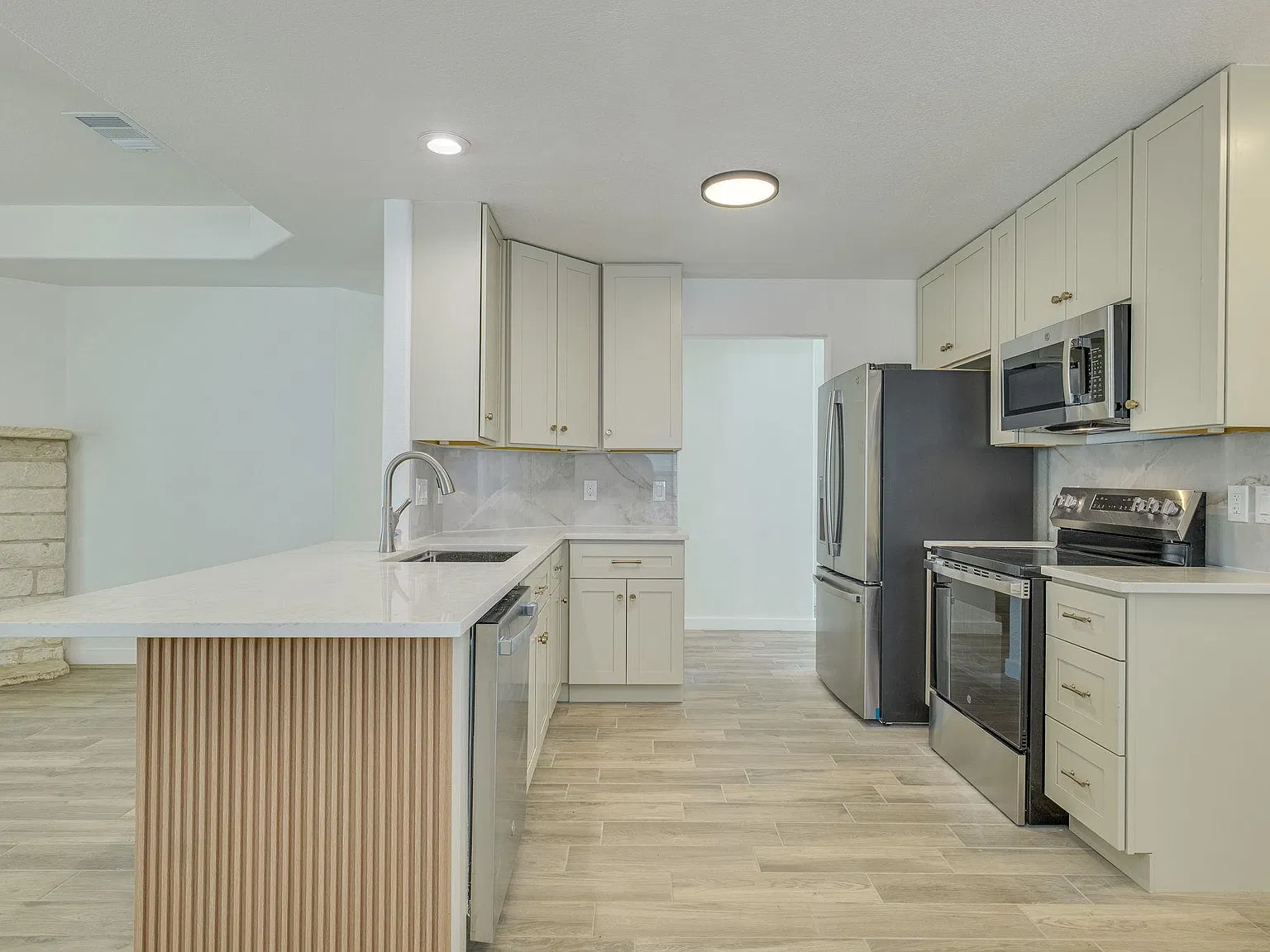3 bed, 2.0 bath, 1315 sqft, $2,100 — Photo 3