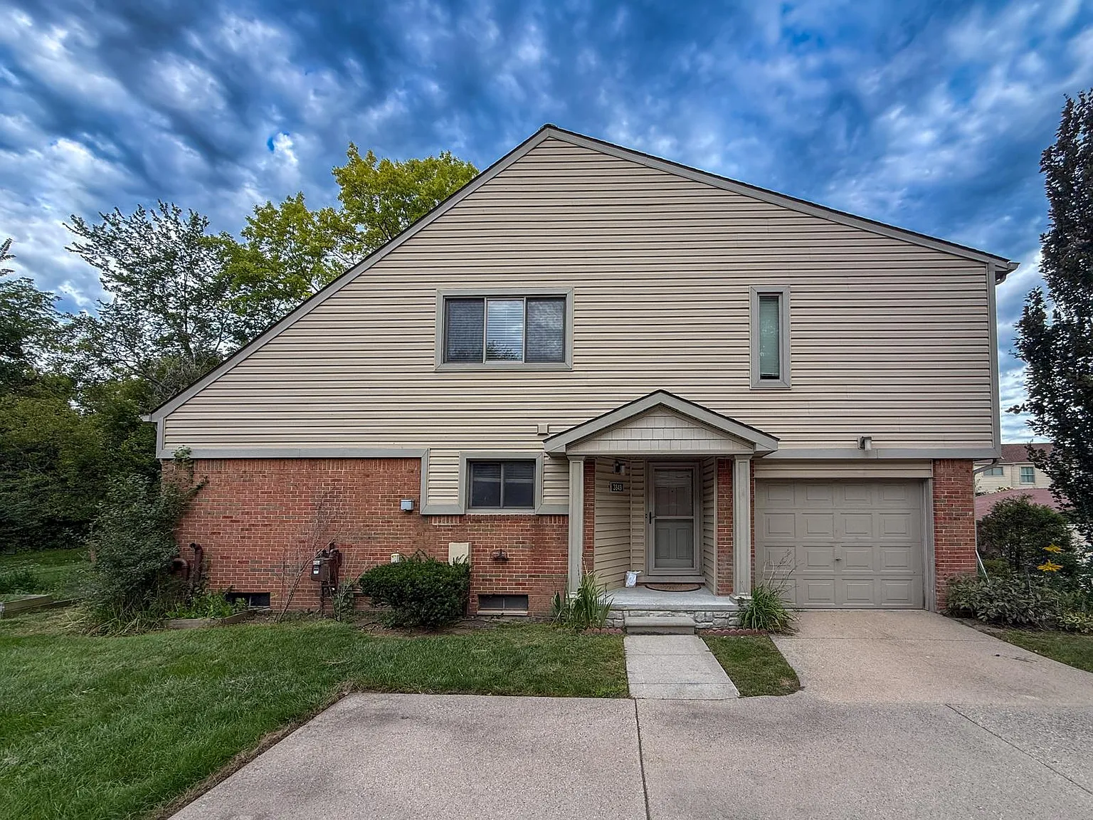 3 bed, 2.5 bath, 1867 sqft, $2,400 — Photo 1